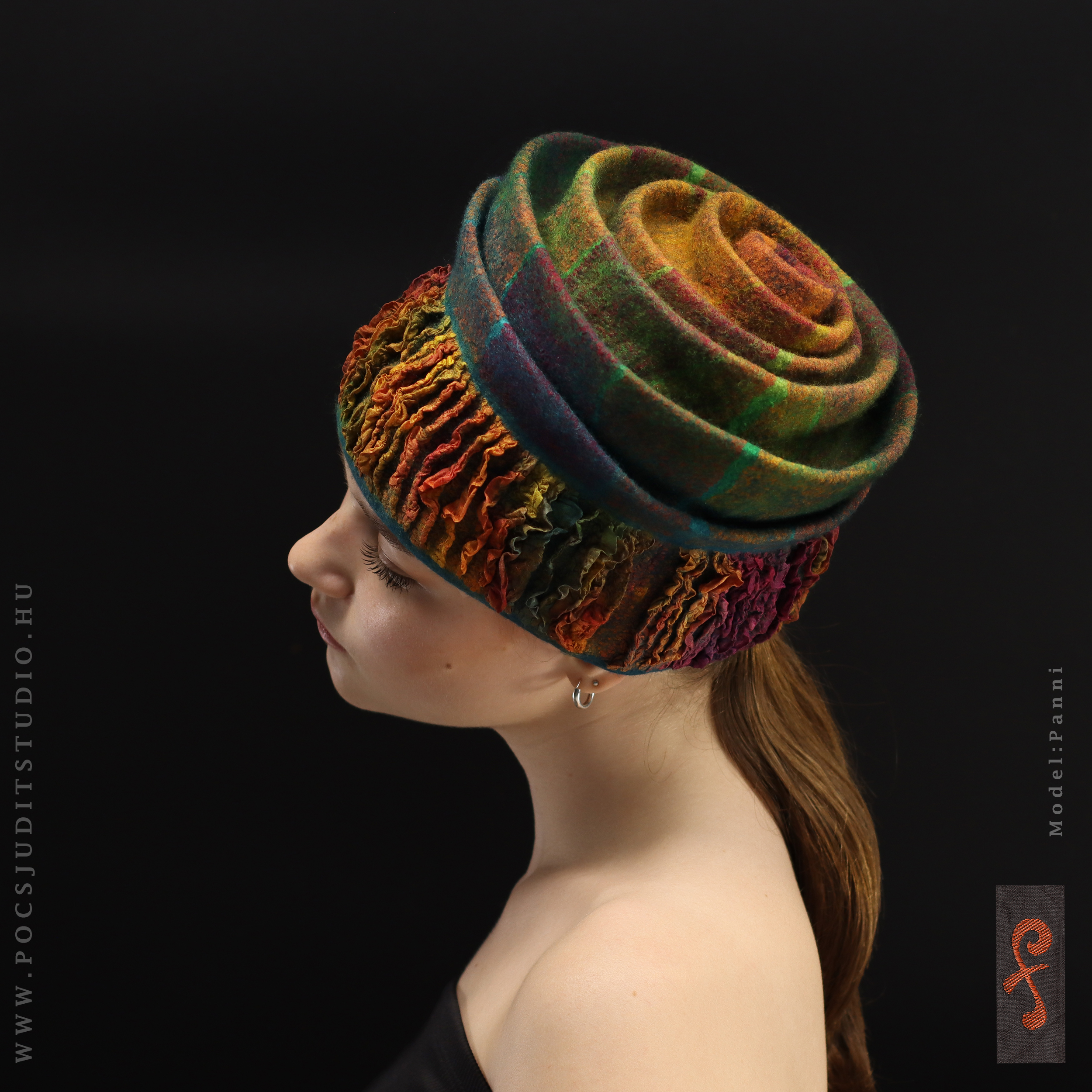 PLEATED_SILK_HATS_Panni_stand_01