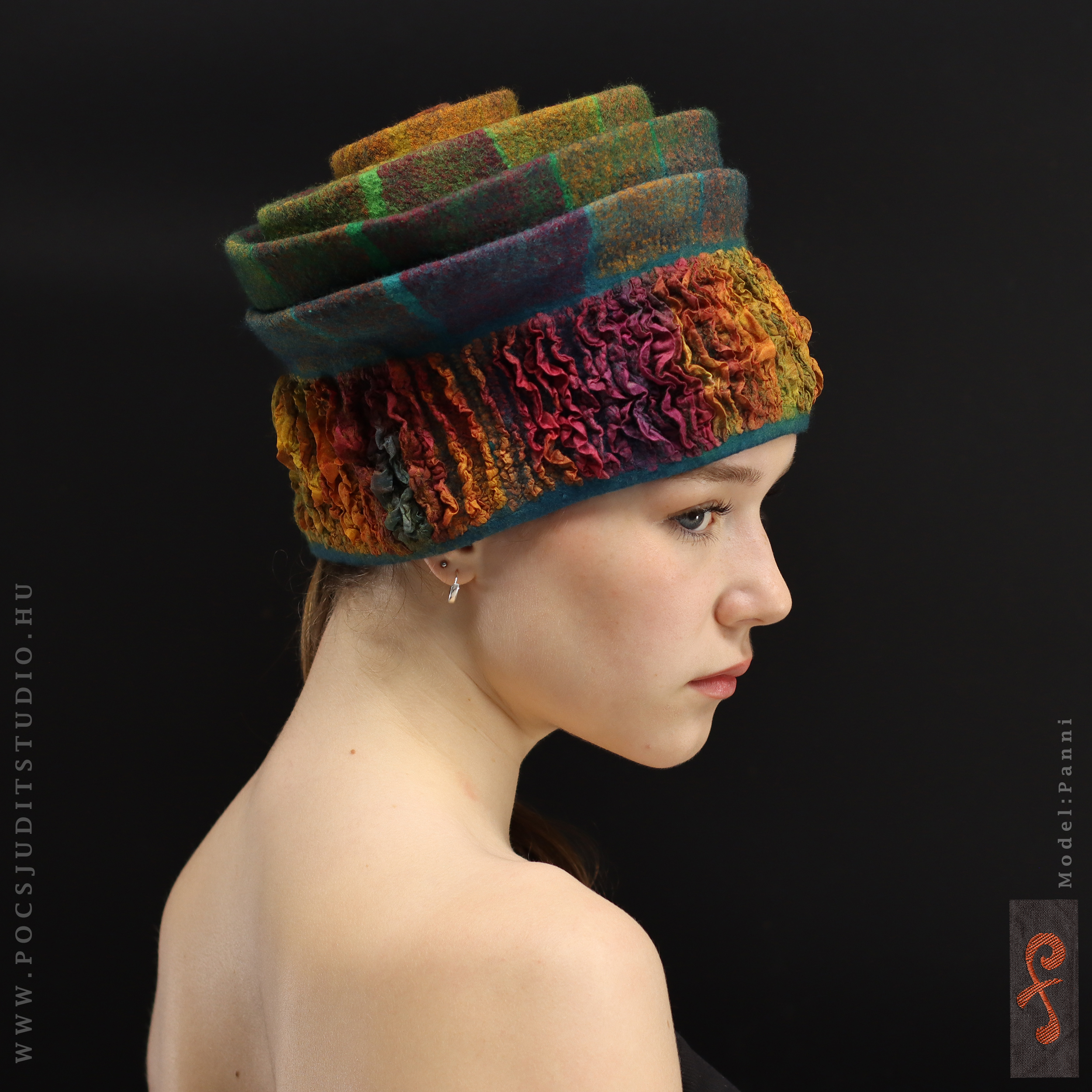 PLEATED_SILK_HATS_Panni_stand_03